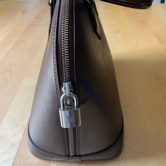 SALE! Auth LV Alma EPI brown handbag & wallet set! - Picture 4 of 16